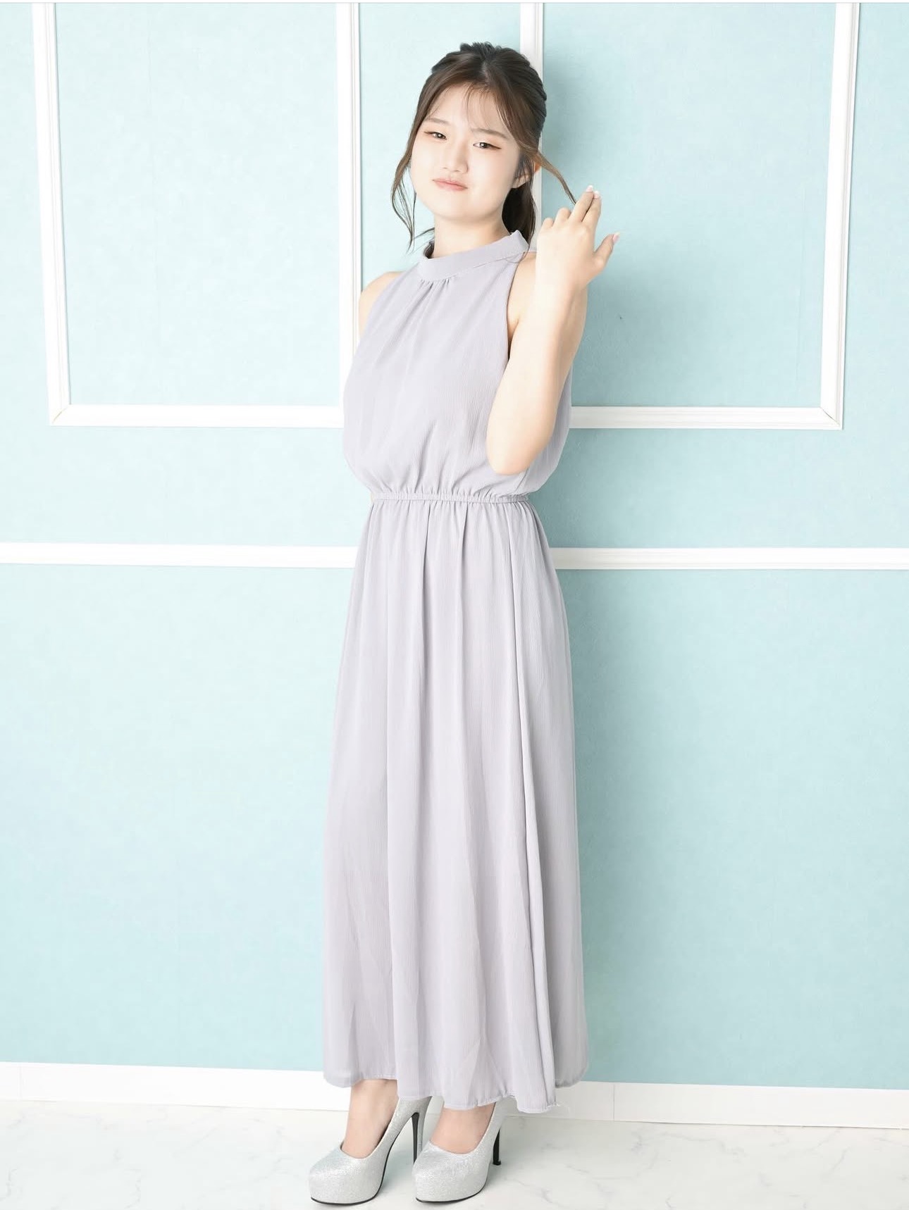 水色背景で撮影した全身プロフィール写真