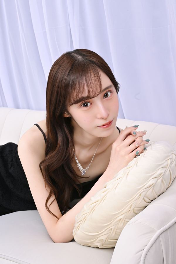 黒ドレスのソファ寄り写真