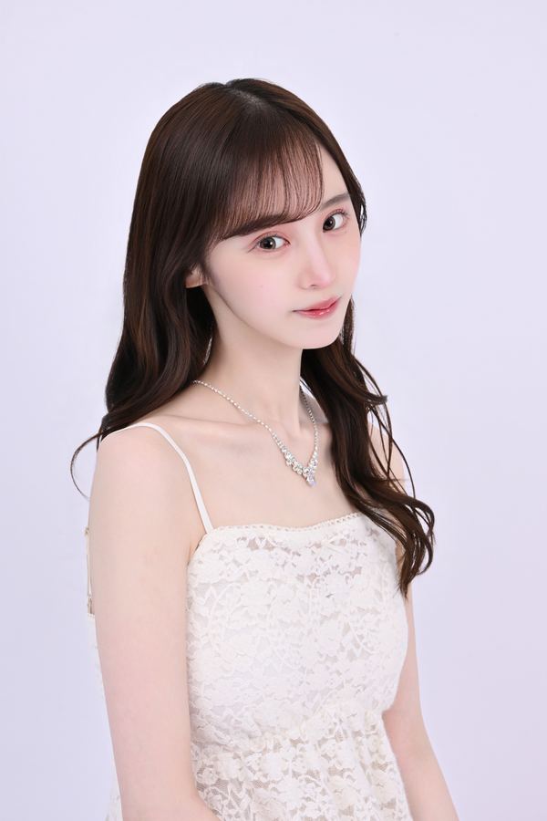 白ドレス斜め上半身の写真