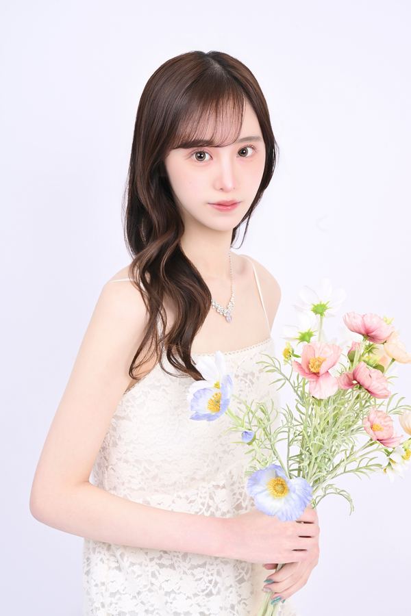 花束を持つ白ドレスの写真
