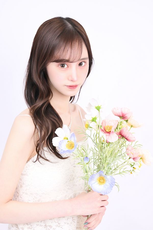 花を持つ華やかな写真