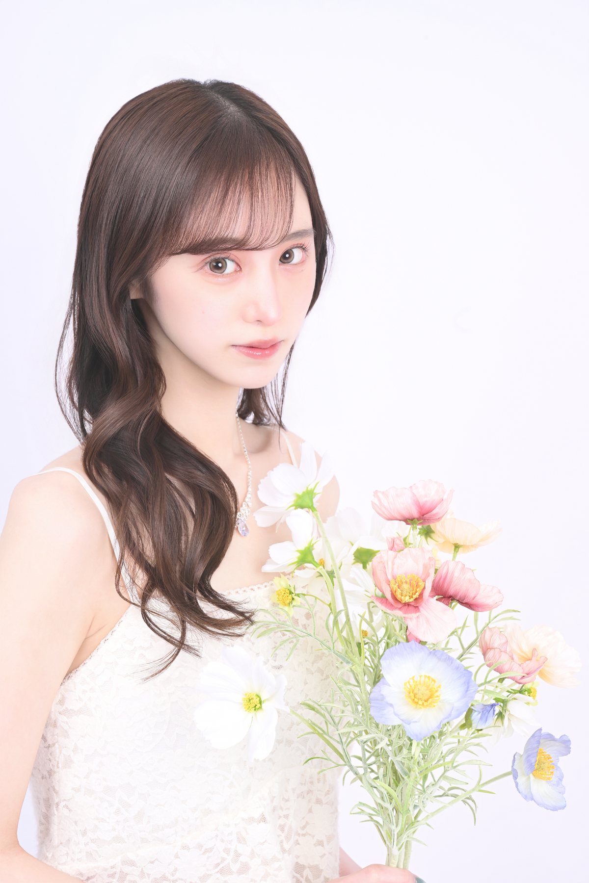 花を持つ上品な写真