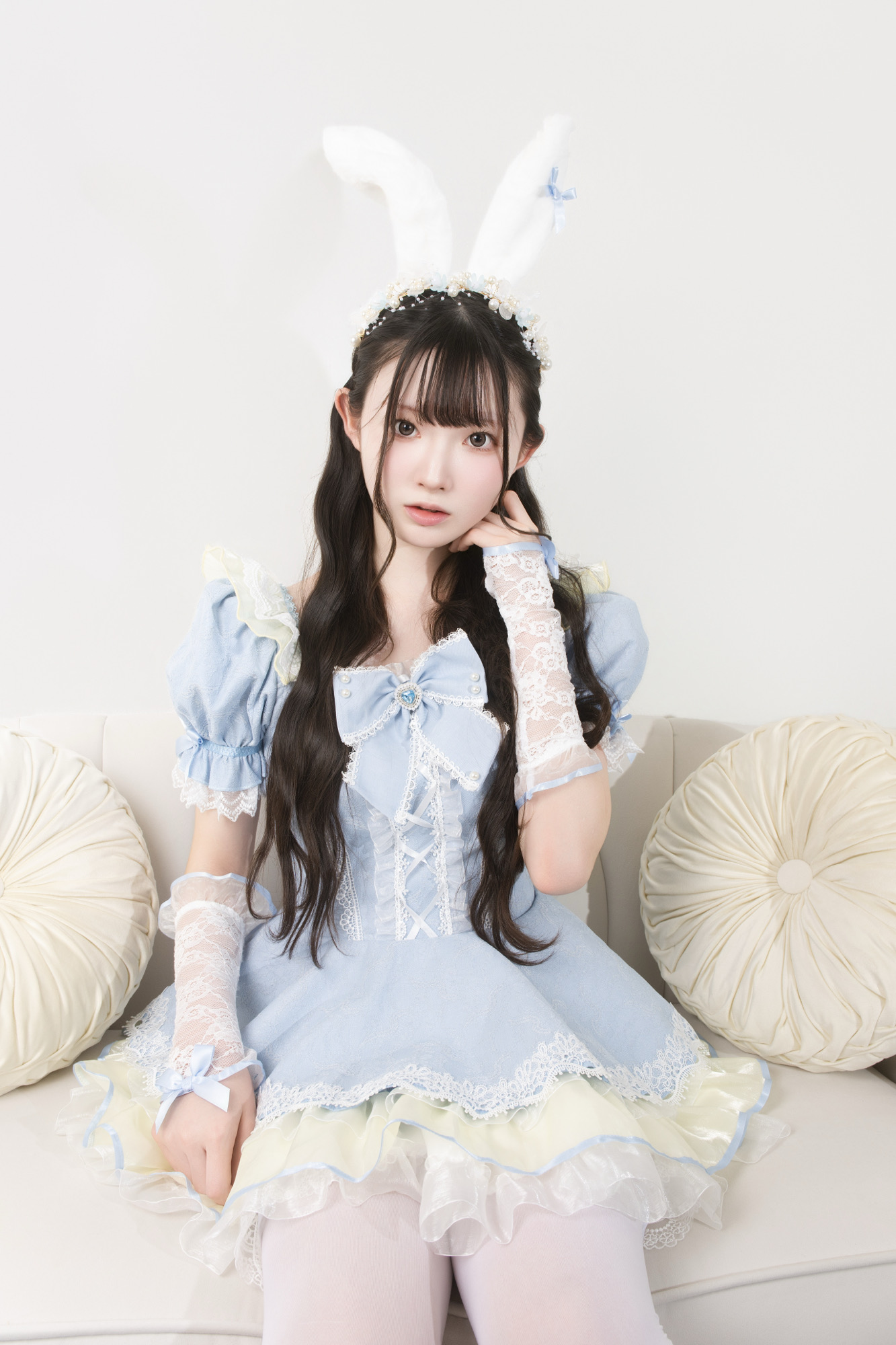 水色衣装で全身の雰囲気が分かるプロフィール写真
