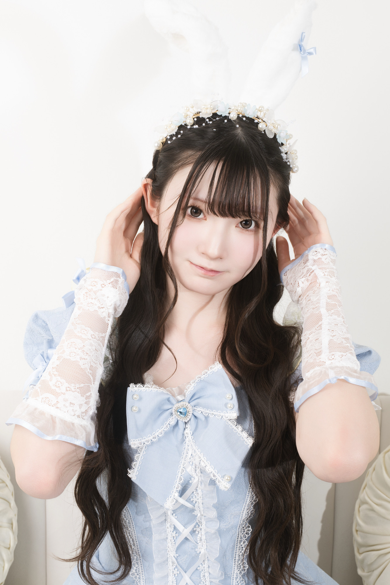 水色衣装で透明感のあるプロフィール写真
