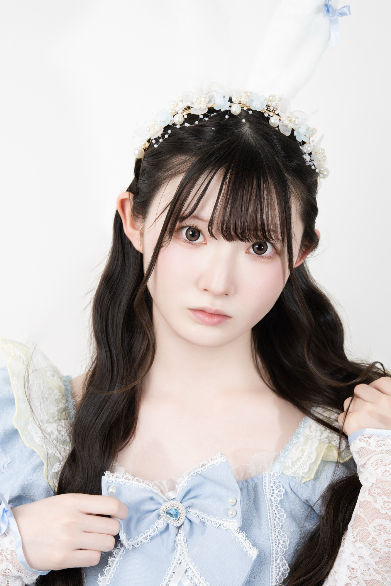 水色衣装で整った正面のプロフィール写真