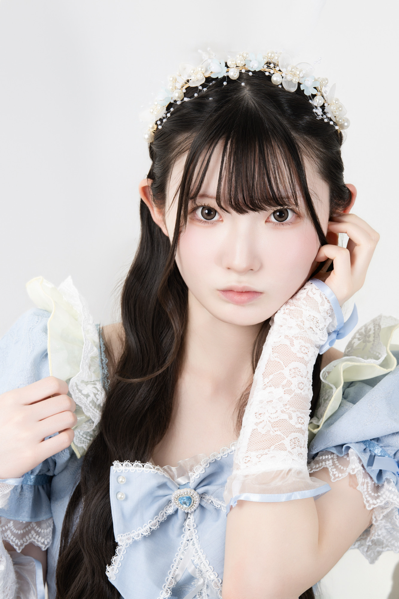 水色衣装で目線の印象が伝わるプロフィール写真