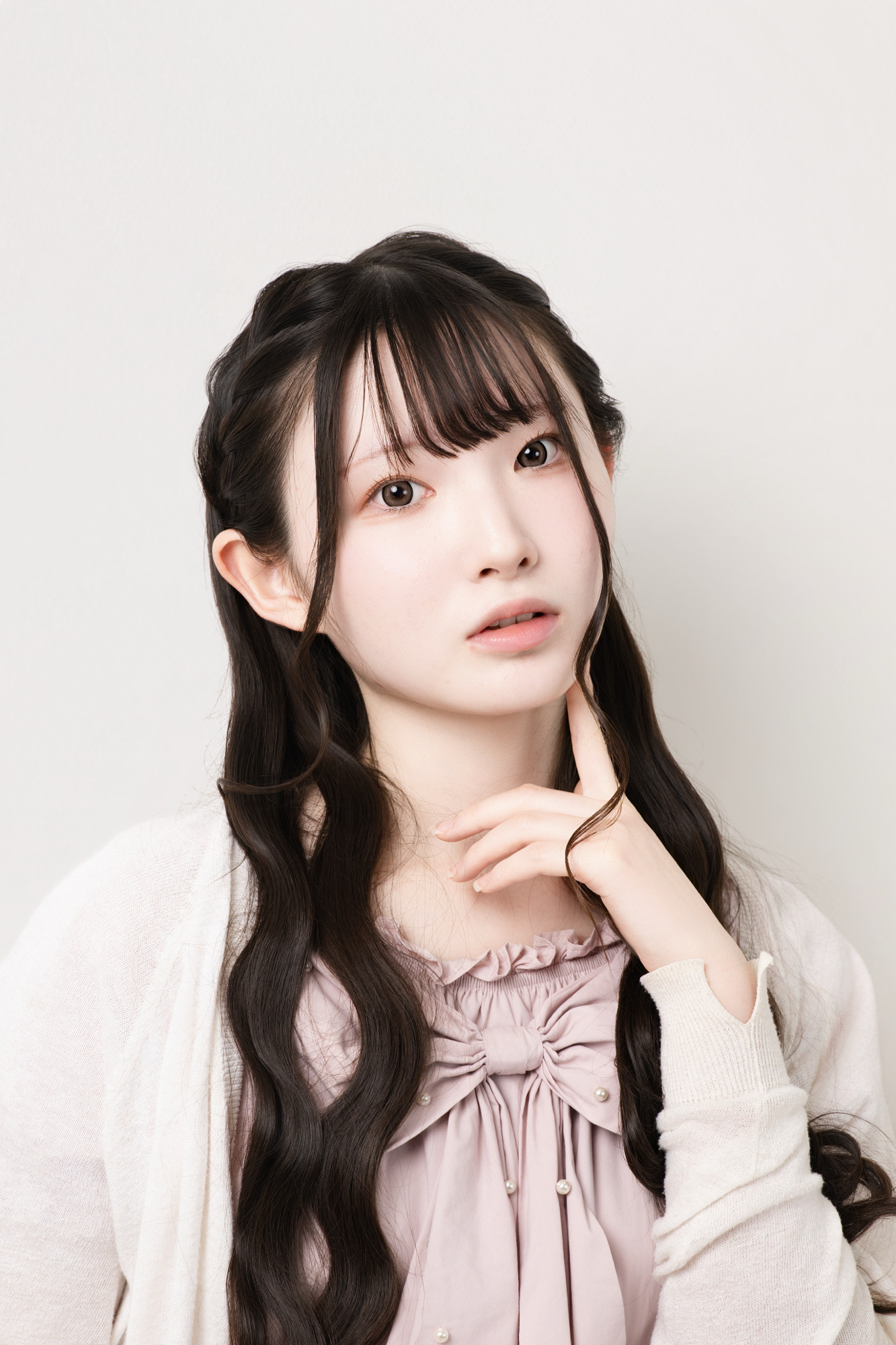 ピンクの私服で透明感のある寄りのプロフィール写真