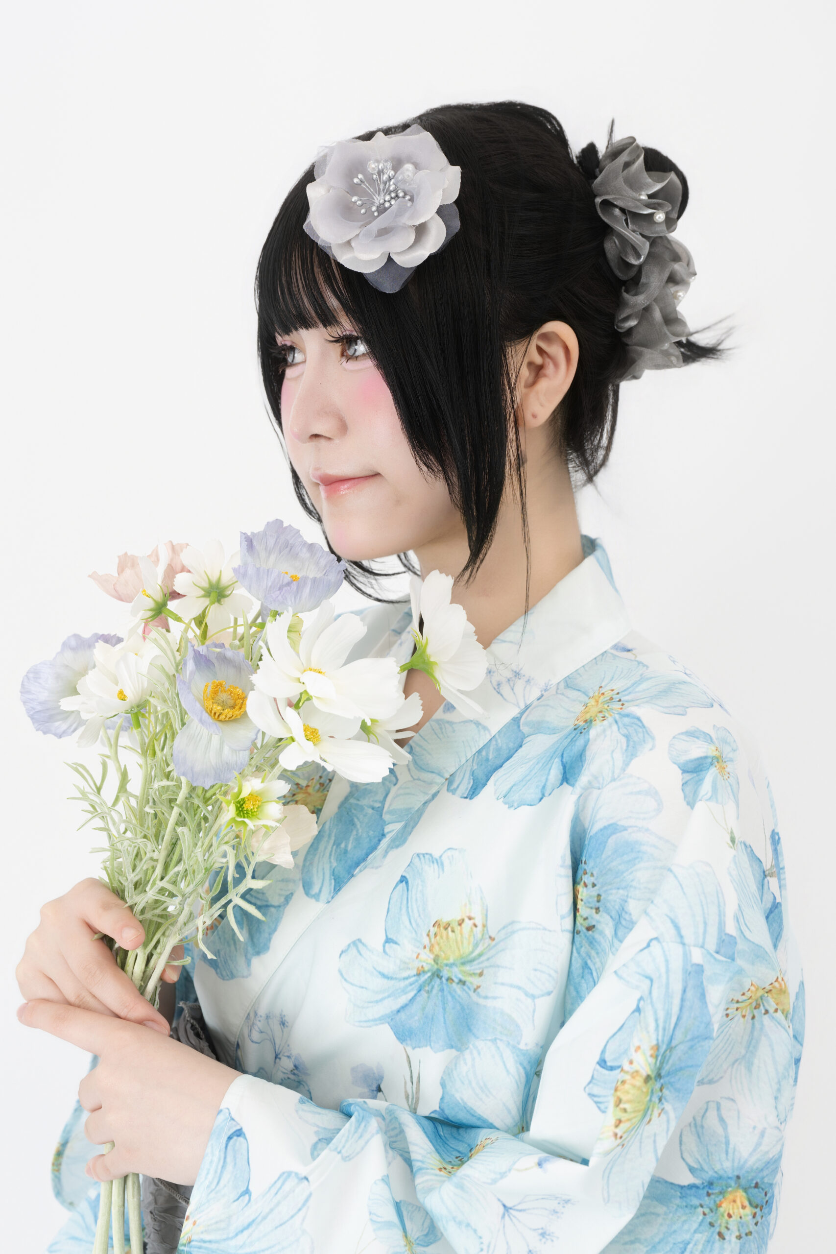 花を持った上品でやさしいプロフィール写真