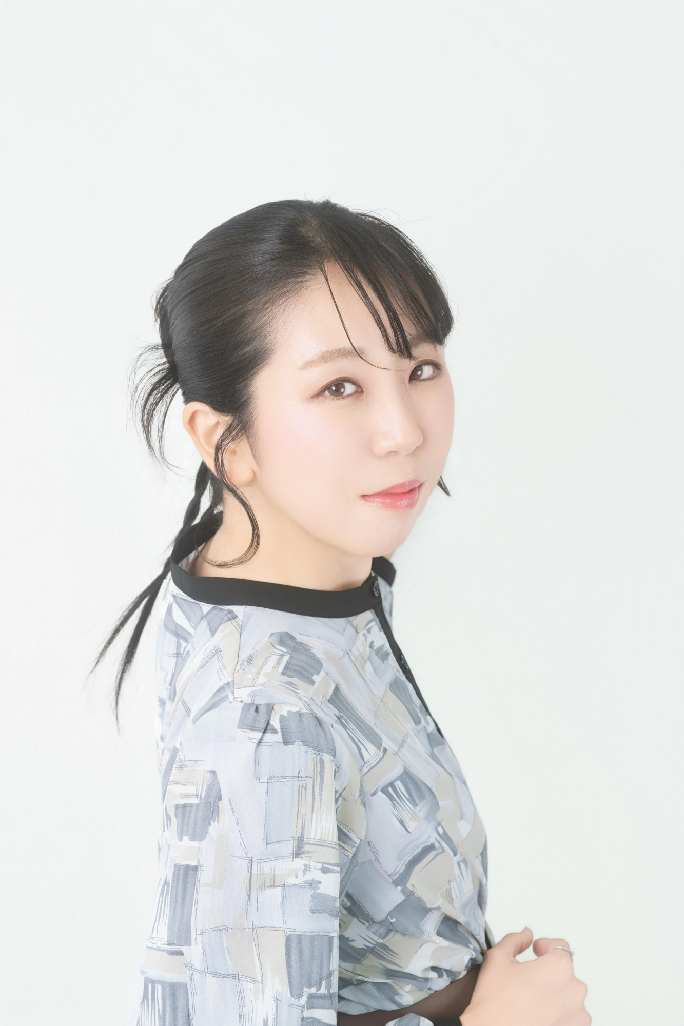 白背景で横向きに撮影した上品なプロフィール写真