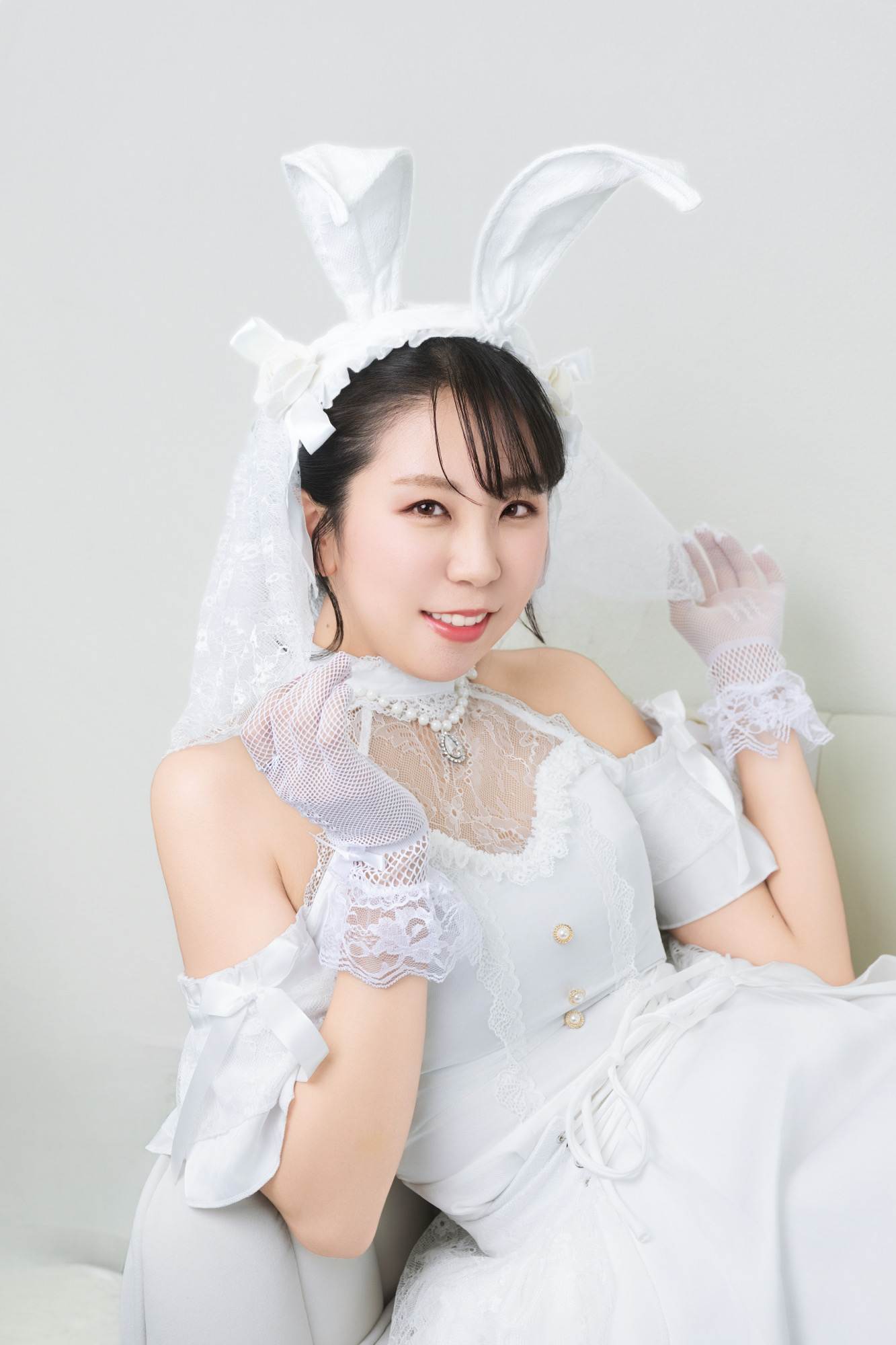 白うさぎ衣装で笑顔を見せるコスプレ宣材写真