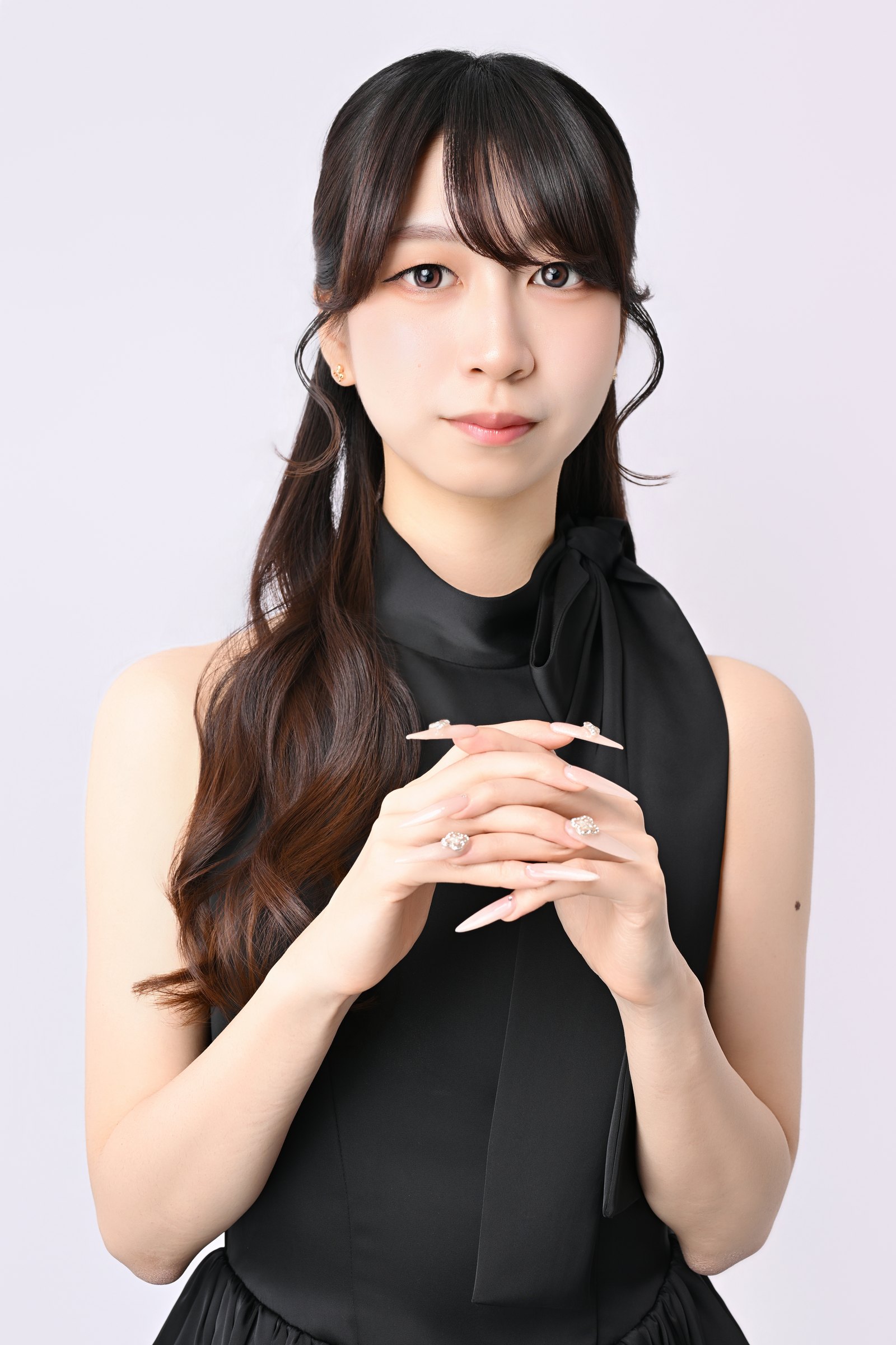 正面を向き手元を整えた黒ドレスの宣材写真
