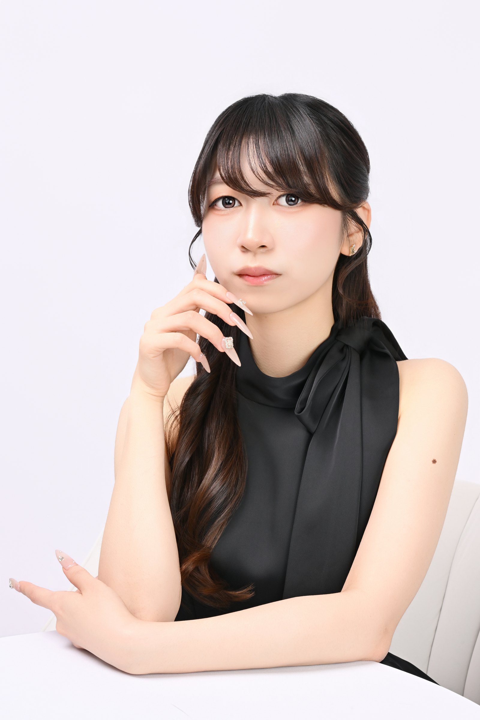 黒ドレスで落ち着いた表情を見せる、ちひろ様の宣材写真